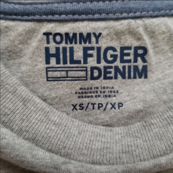 🏡 Moving sale Price Firm NWOT Hilfiger Denim short sleeved t shirt - Picture 3 of 5